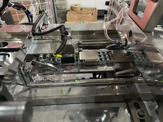 Máquina de fabricação de copos de papel de uma só vez com molde totalmente automático substituivel 380V 50Hz Voltagem e papel revestido de PE único / duplo